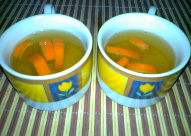 Fotografia przedstawiająca Zielona herbata z nalewką orzechową i pomarańczą