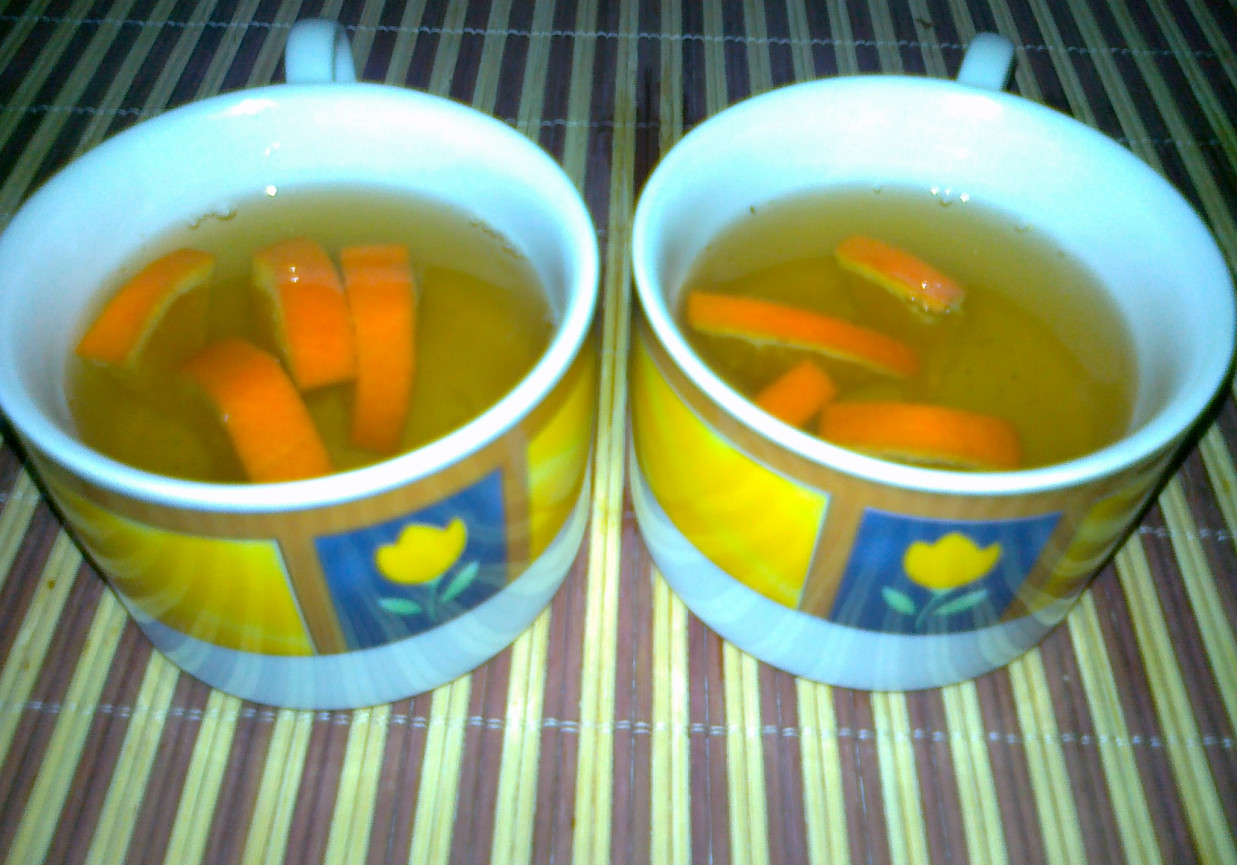 Zielona herbata z nalewką orzechową i pomarańczą foto
