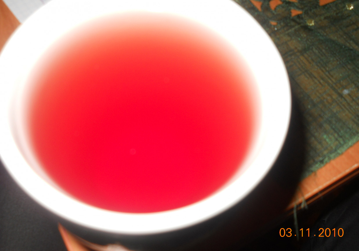 zielona herbata z sokiem malinowym i miodem foto