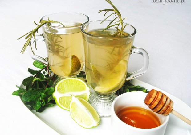 Fotografia przedstawiająca Zielona miętowa herbata z rozmarynem, limonką i miodem