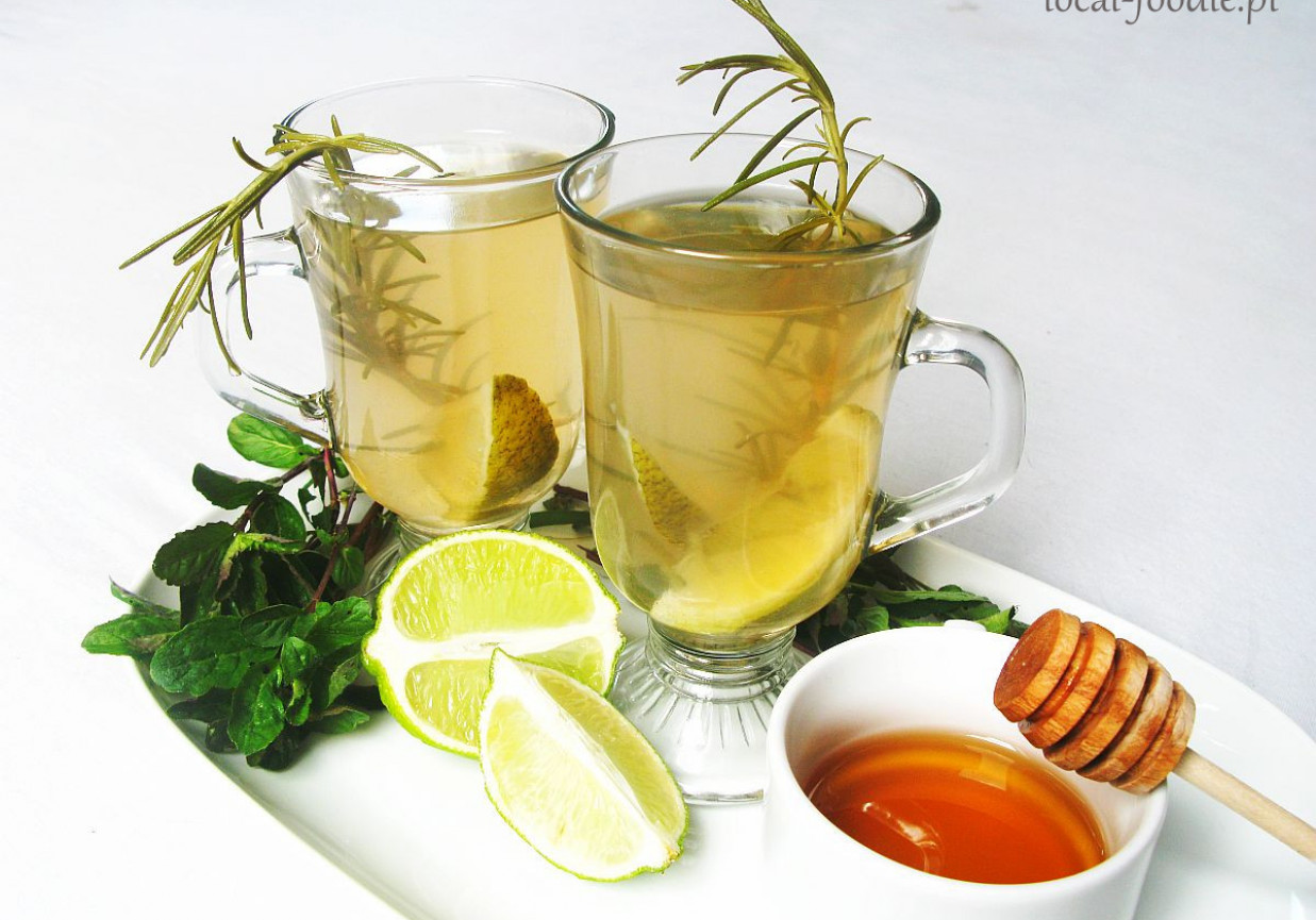 Zielona miętowa herbata z rozmarynem, limonką i miodem foto