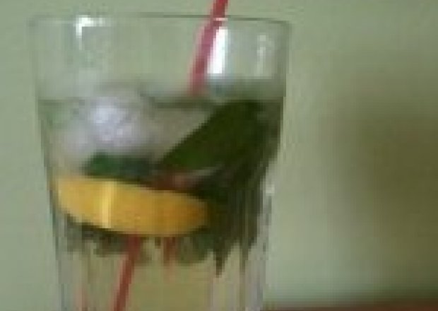 Fotografia przedstawiająca Zielona mrożona herbata z miętą i cytryną