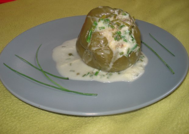 Fotografia przedstawiająca Zielona papryka nadziewana mięsem z dodatkiem kuskusa