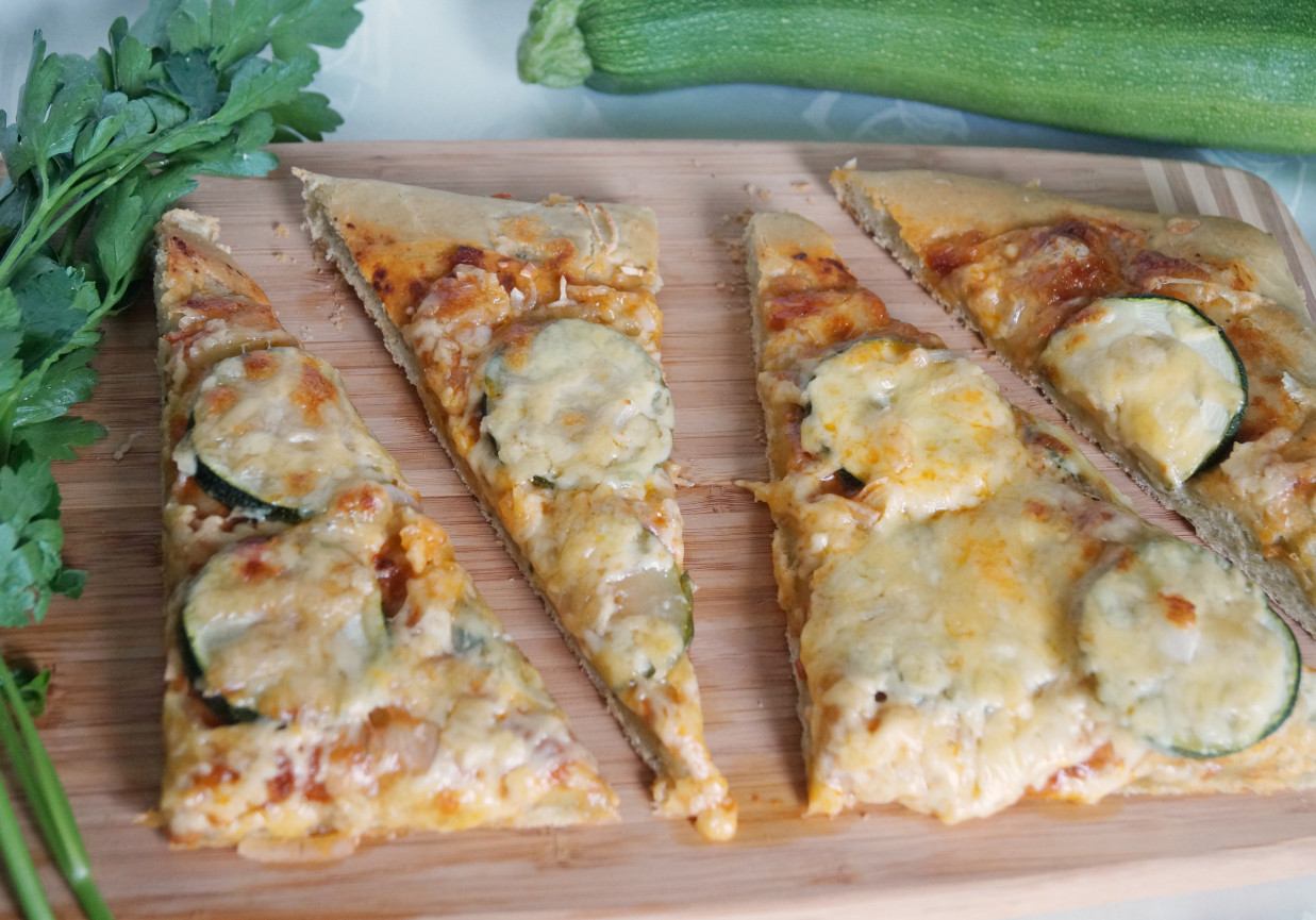Zielona pizza z cukinią foto