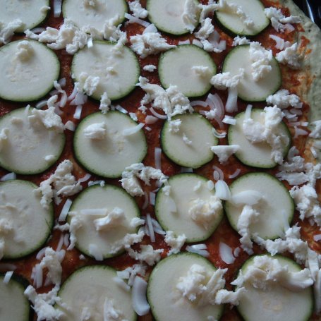Krok 8 - Zielona pizza z cukinią foto