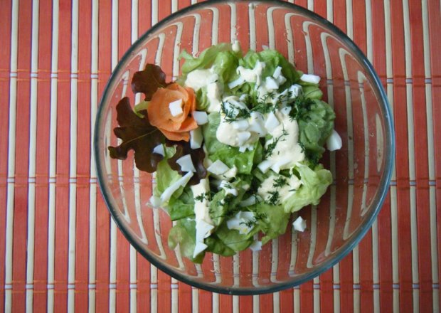 Fotografia przedstawiająca Zielona sałata z jogurtem i koperkiem