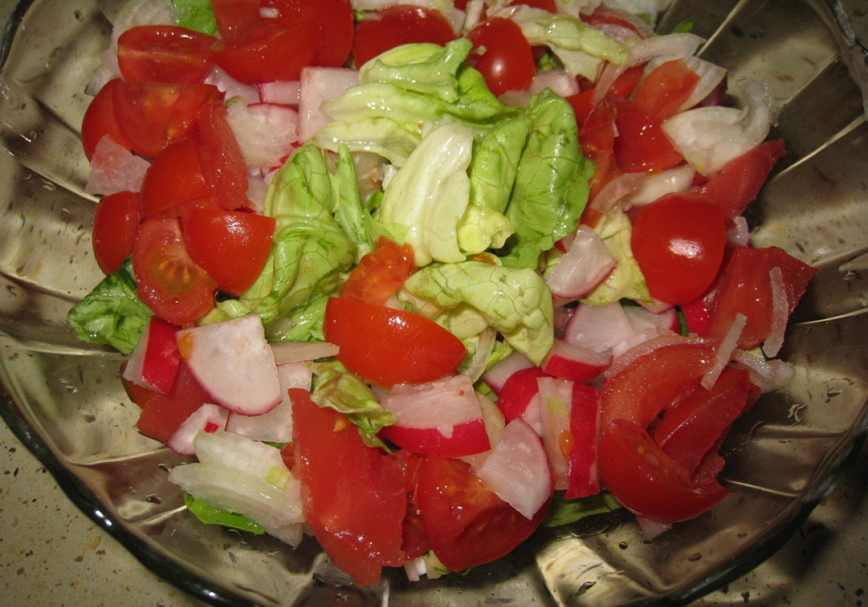 zielona sałata z pomidorami foto