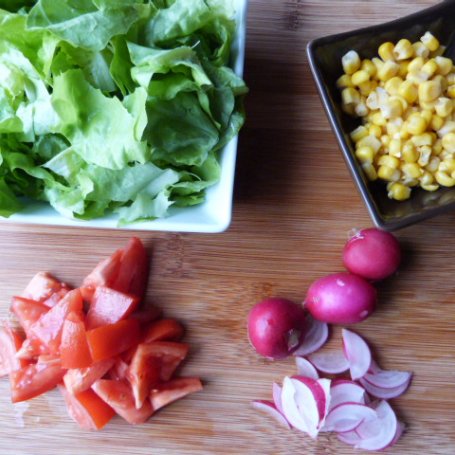 Krok 1 - Zielona sałata z rzodkiewką i kukurydzą foto