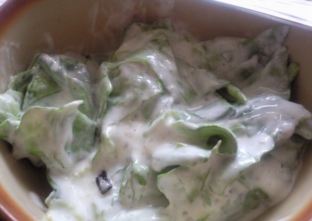 Fotografia przedstawiająca Zielona sałata ze śmietaną