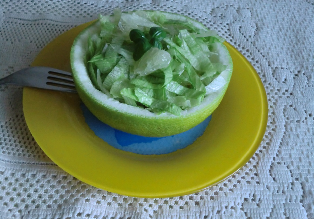 Zielona sałatka w grejpfrucie foto