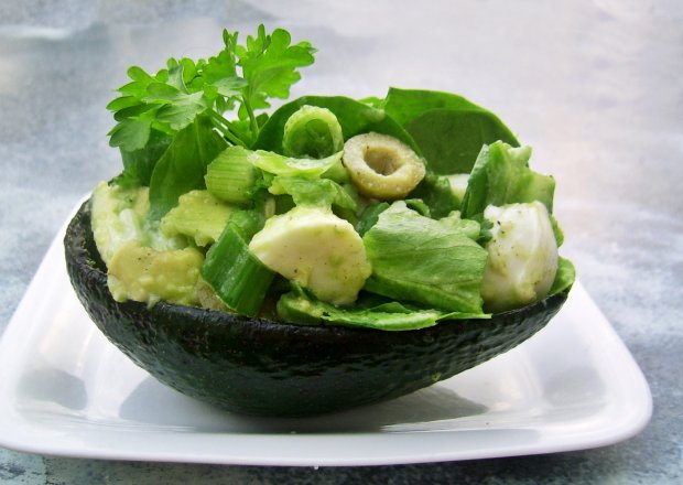 Fotografia przedstawiająca Zielona sałatka w łódeczkach avocado z dressingiem cytrynowym