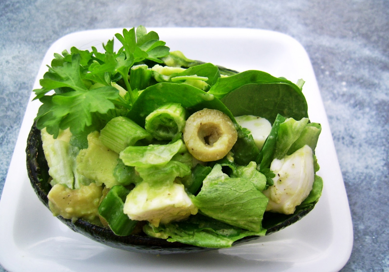 Zielona sałatka w łódeczkach avocado z dressingiem cytrynowym foto