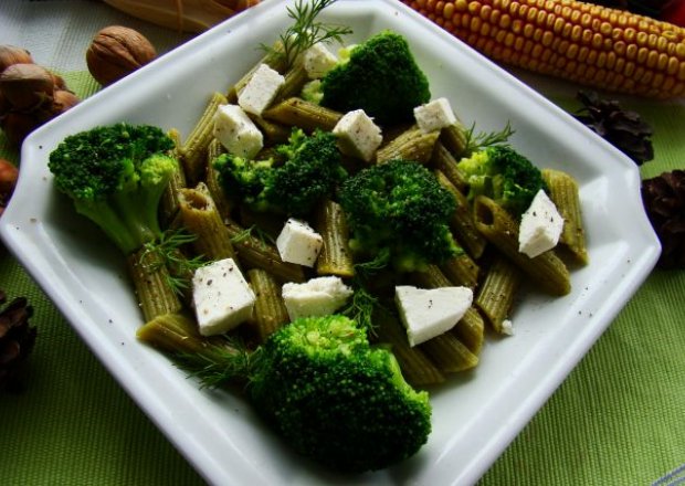 Fotografia przedstawiająca Zielona sałatka z brokułami