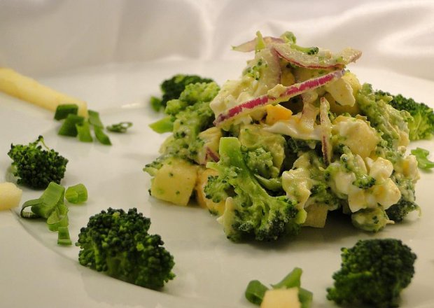 Fotografia przedstawiająca Zielona sałatka z brokułem i avokado