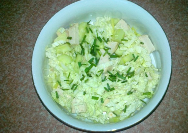 Fotografia przedstawiająca Zielona sałatka z gotowanym kurczakiem