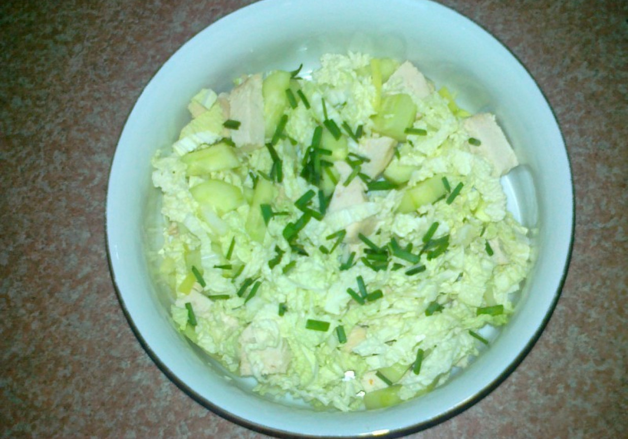 Zielona sałatka z gotowanym kurczakiem foto