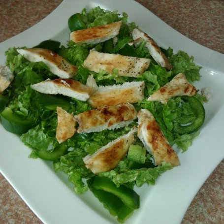 Krok 4 - Zielona sałatka z grillowanym kurczakiem foto