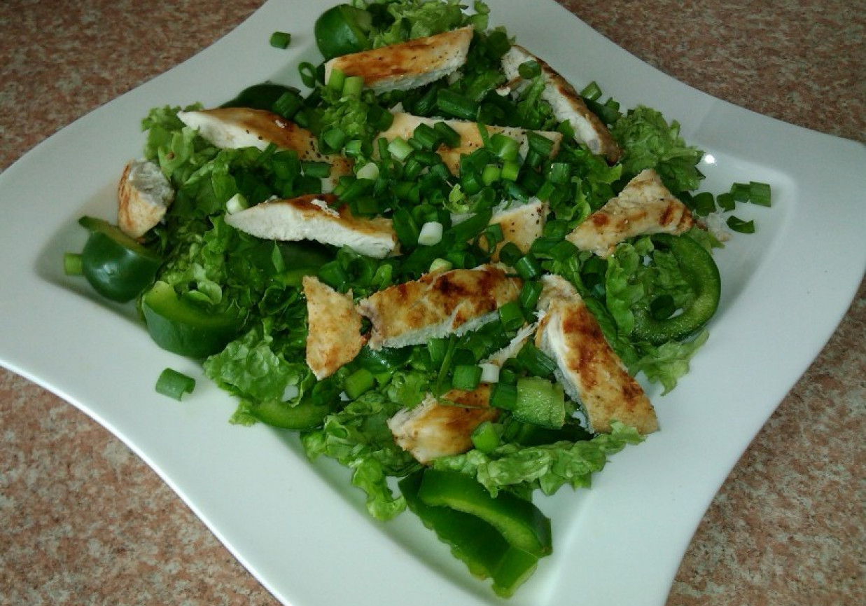 Zielona sałatka z grillowanym kurczakiem foto