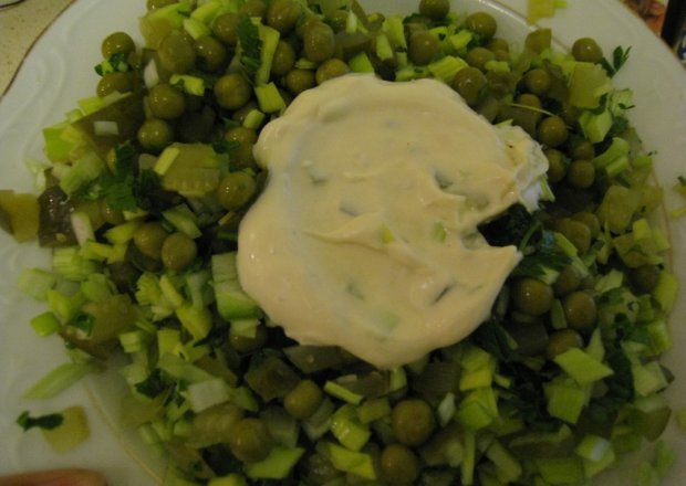 Fotografia przedstawiająca Zielona sałatka z groszkiem