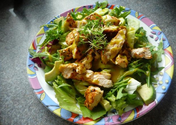 Fotografia przedstawiająca Zielona sałatka z kurczakiem