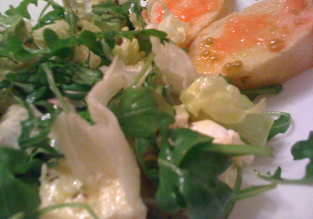 Zielona sałatka z serem typu Brie i sosem czosnkowym foto