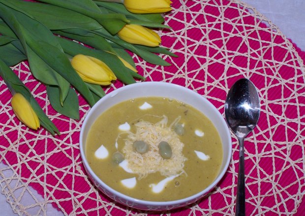 Fotografia przedstawiająca Zielona zupa, czyli krem z bobu