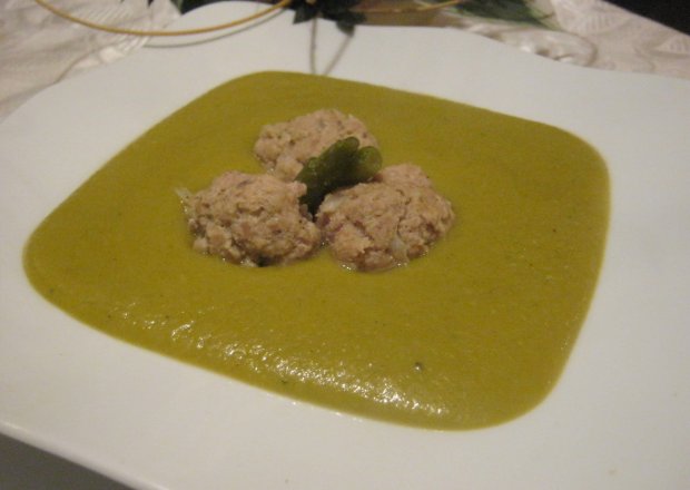 Fotografia przedstawiająca Zielona zupa- krem z pulpecikami