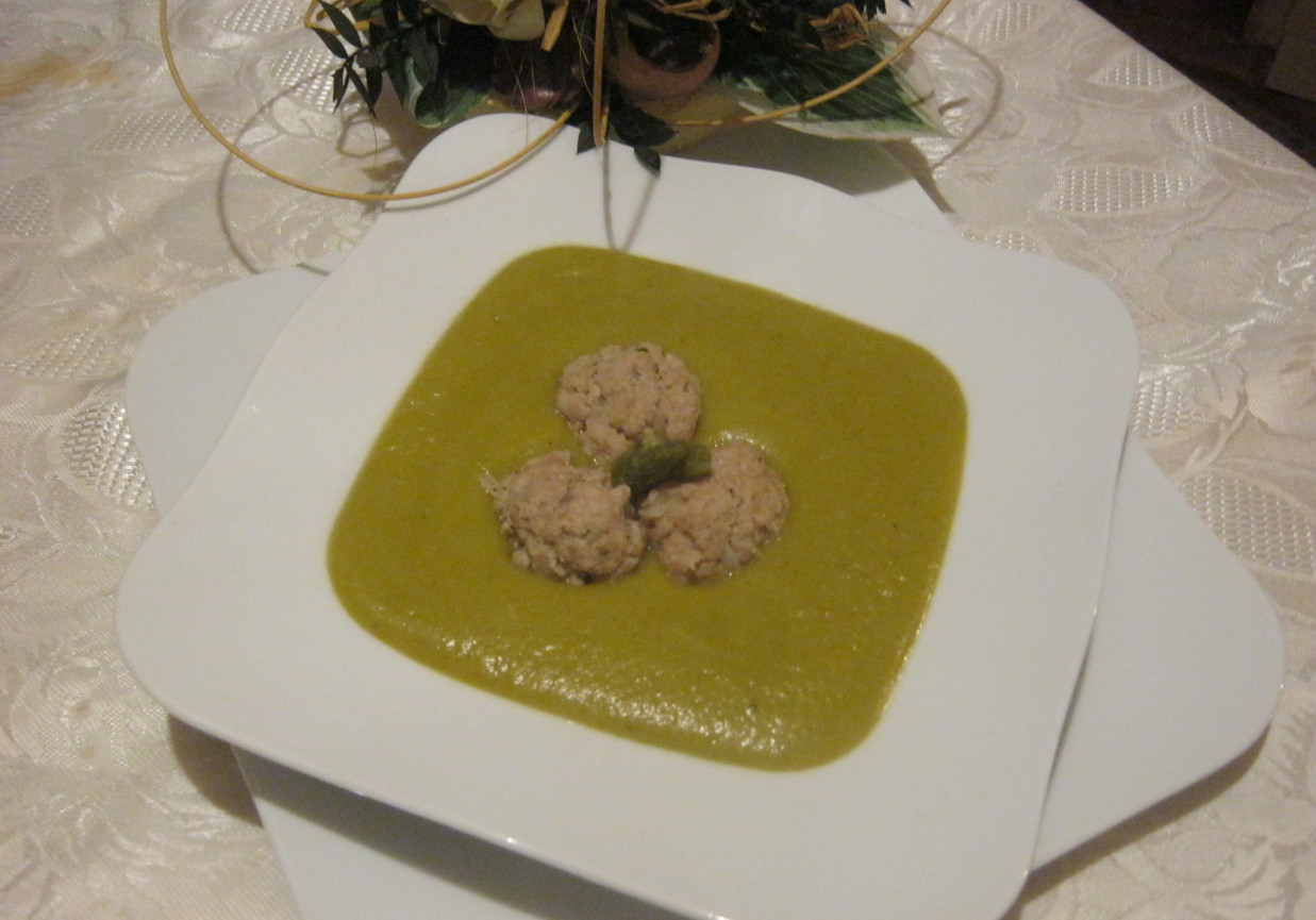 Zielona zupa- krem z pulpecikami foto
