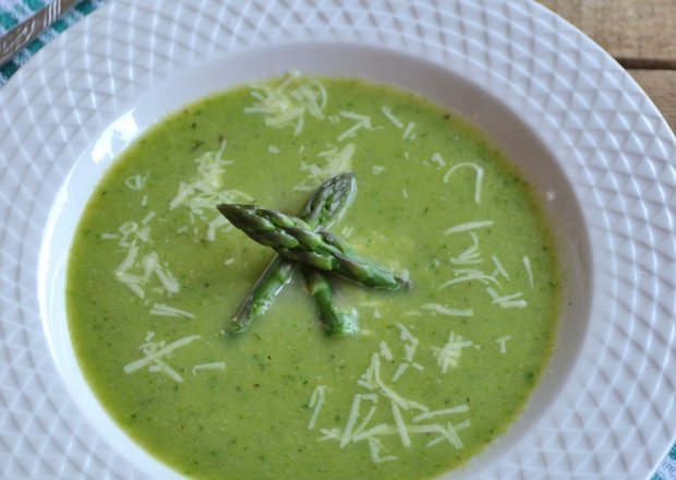 Fotografia przedstawiająca Zielona zupa krem ze szparagów i cukinii
