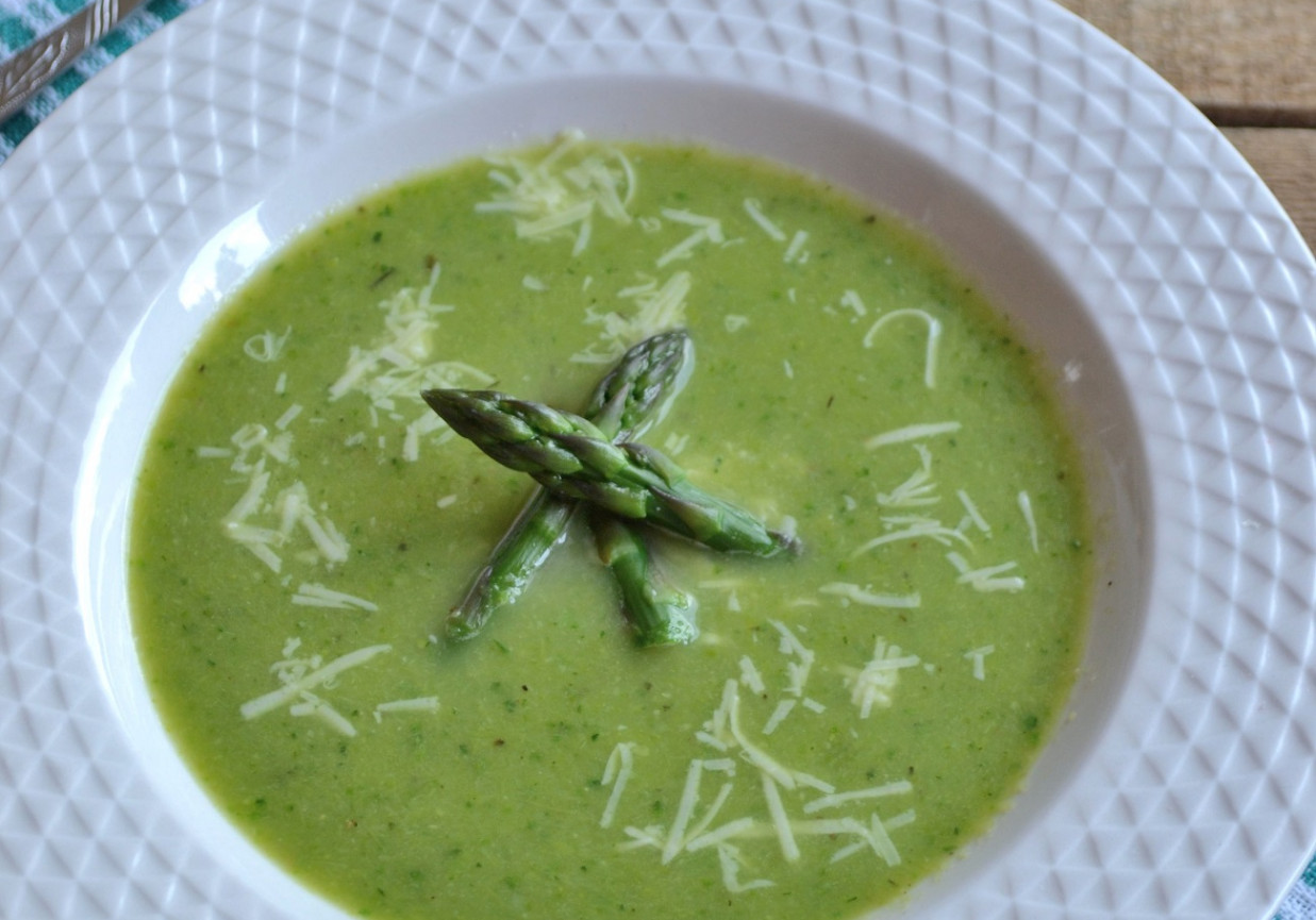 Zielona zupa krem ze szparagów i cukinii foto
