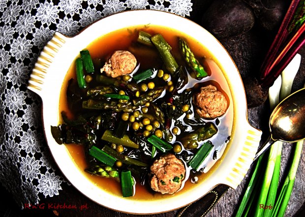 Fotografia przedstawiająca Zielona zupa szparagowa z cielęcymi knedelkami