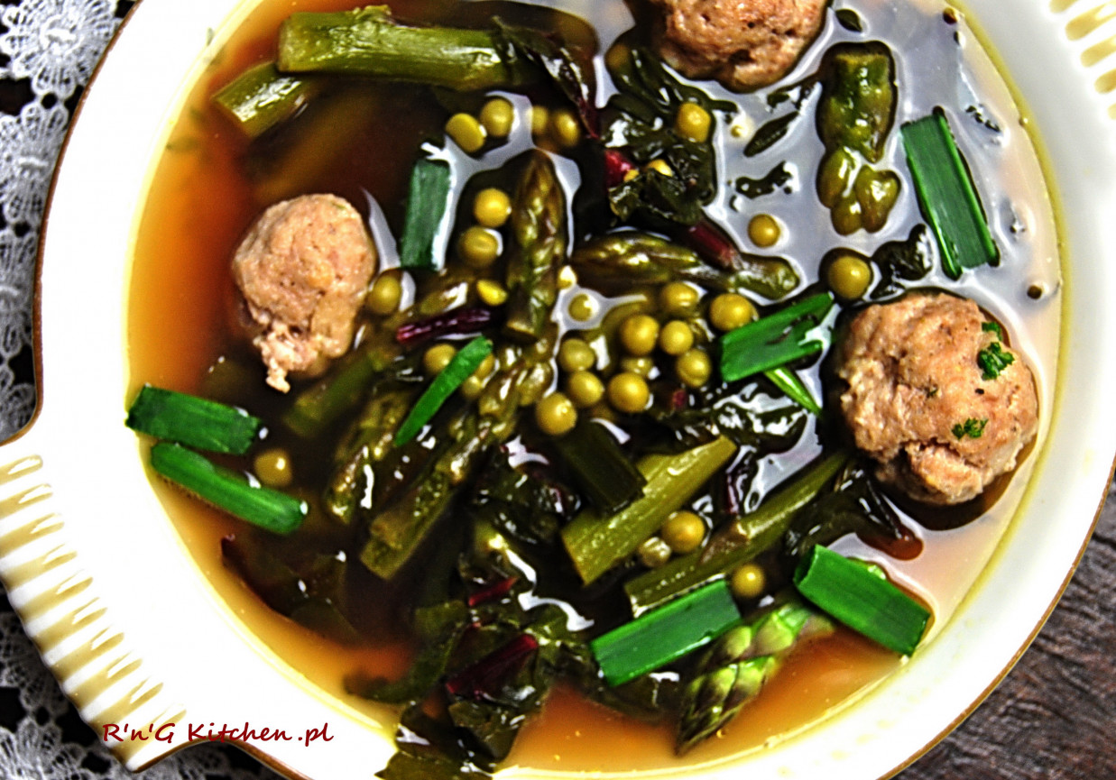 Zielona zupa szparagowa z cielęcymi knedelkami foto