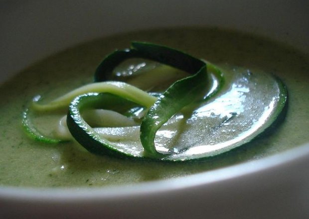 Fotografia przedstawiająca Zielona zupa z czosnkiem i cukinią