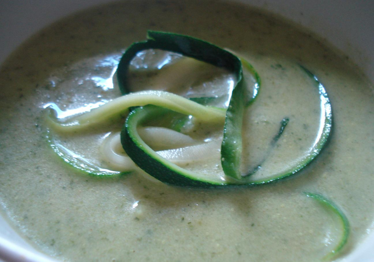 Zielona zupa z czosnkiem i cukinią foto