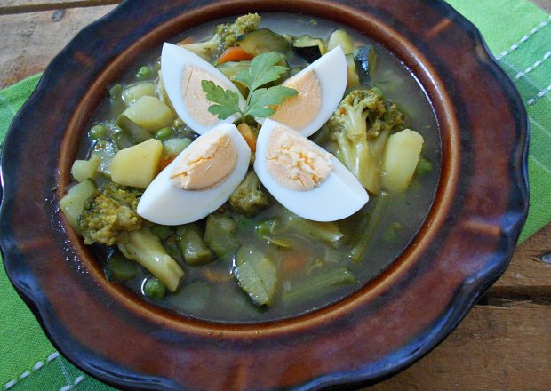 Fotografia przedstawiająca Zielona zupa z jajkami