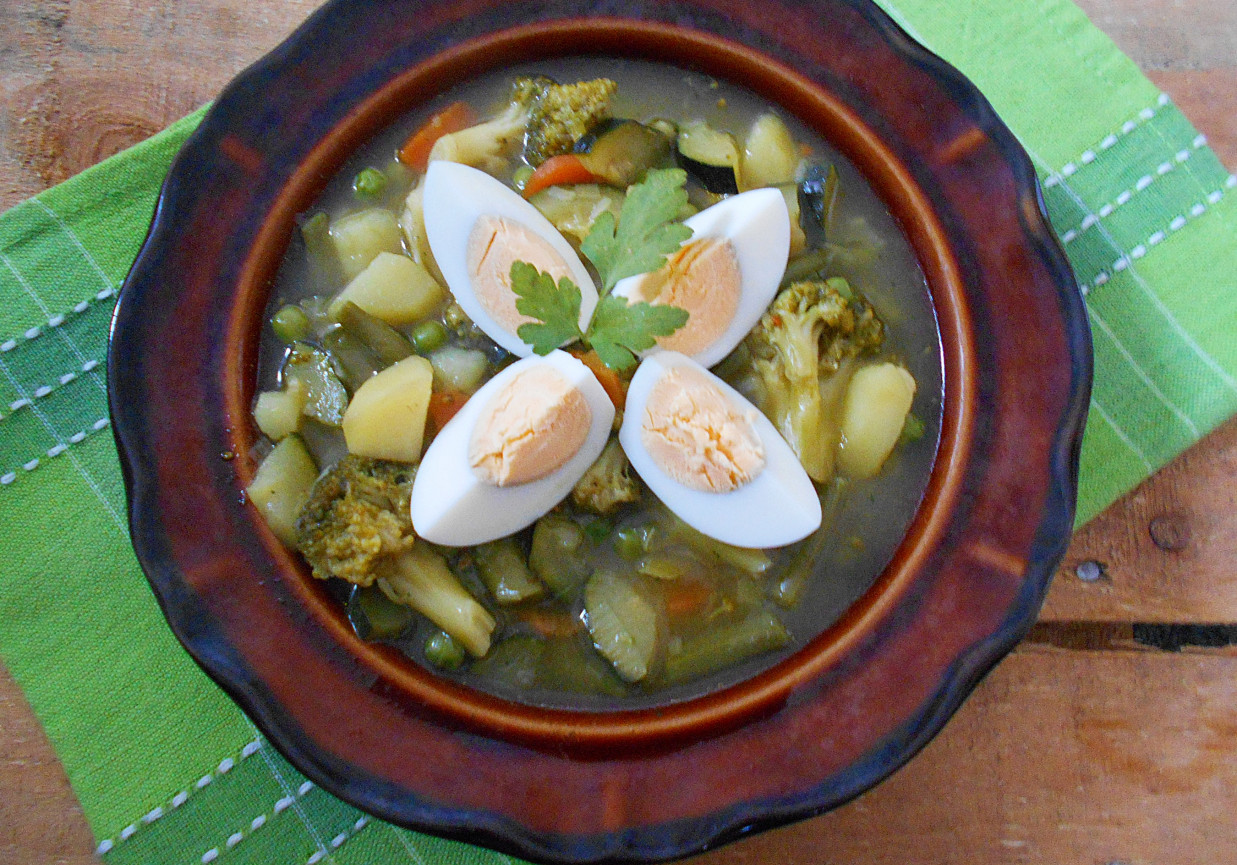 Zielona zupa z jajkami foto