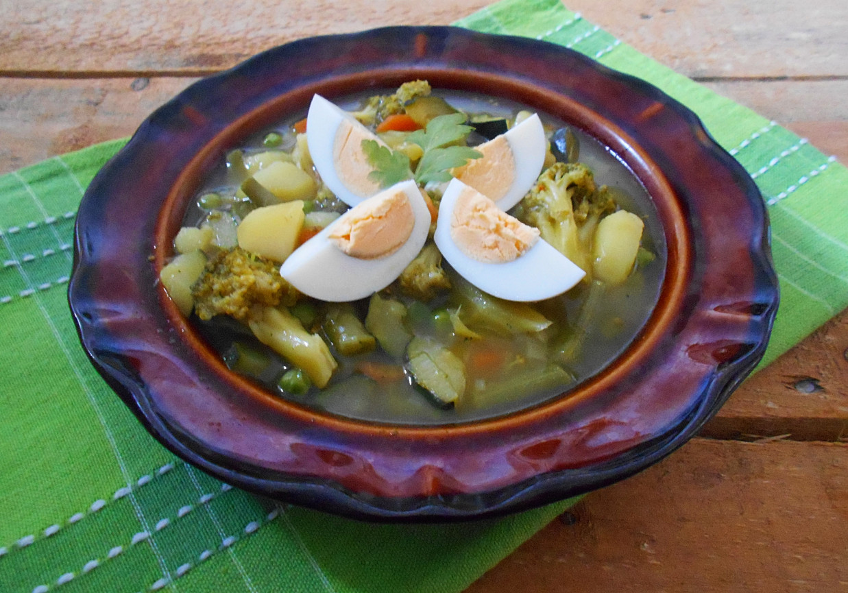 Zielona zupa z jajkami foto