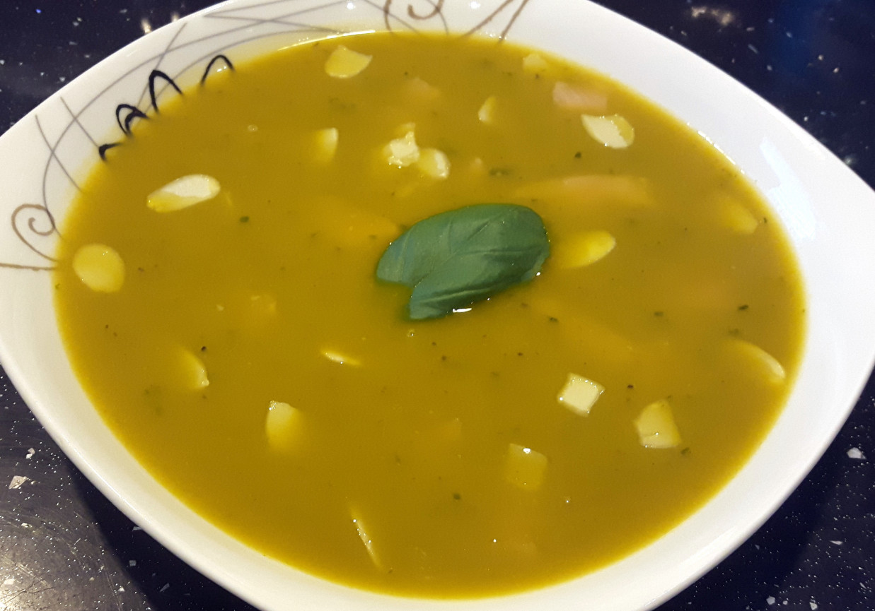 Zielona zupa z łososiem i migdałami foto
