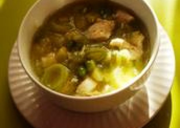 Fotografia przedstawiająca Zielona zupa z porem i cukinia