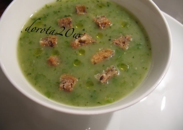 Fotografia przedstawiająca Zielona zupa z sałaty i cukinii