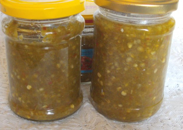 Fotografia przedstawiająca zielone chili czyli ostro-słodki sos do wędlin, sera, mięs na zimę...