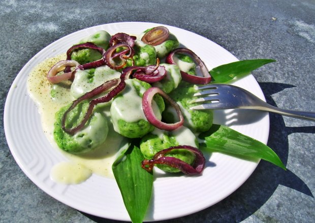Fotografia przedstawiająca Zielone gnocchi z czosnkiem niedźwiedzim w cytrynowo-pieprzowym sosie