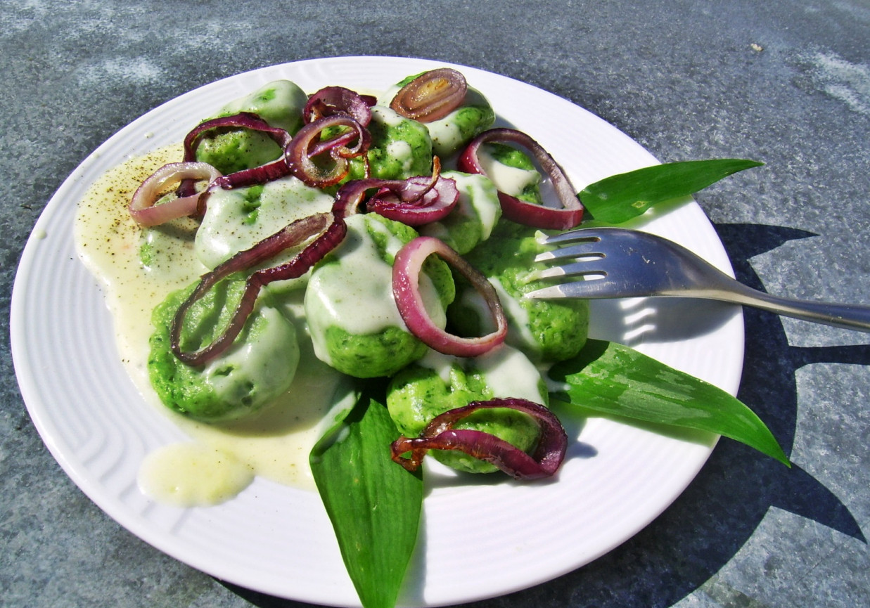 Zielone gnocchi z czosnkiem niedźwiedzim w cytrynowo-pieprzowym sosie foto