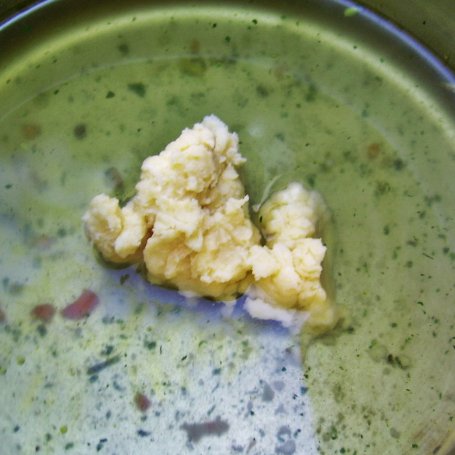 Krok 6 - Zielone gnocchi z czosnkiem niedźwiedzim w cytrynowo-pieprzowym sosie foto