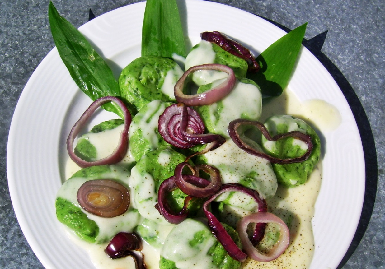 Zielone gnocchi z czosnkiem niedźwiedzim w cytrynowo-pieprzowym sosie foto