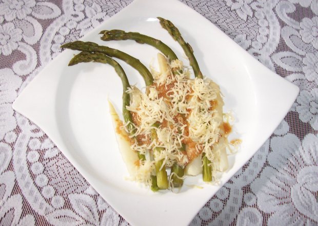 Fotografia przedstawiająca Zielone i białe szparagi z żółtym serem