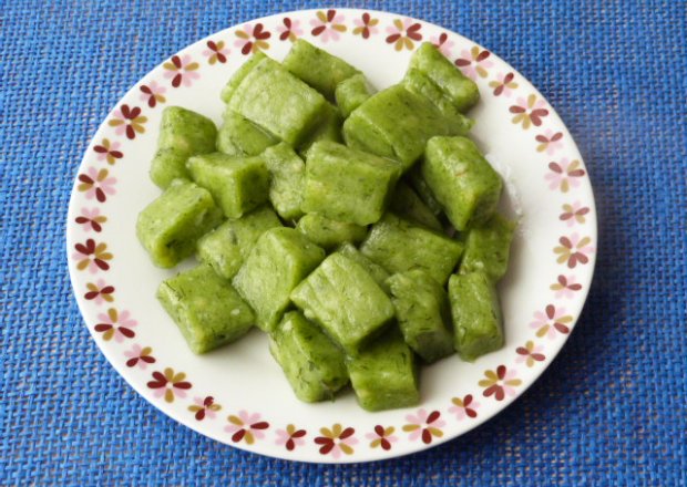 Fotografia przedstawiająca Zielone kluski z ciasta ziemniaczanego