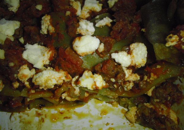 Fotografia przedstawiająca Zielone lasagne z sosem mięsnym i fetą