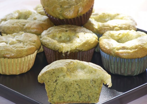 Fotografia przedstawiająca Zielone muffinki, czyli pomysł na pesto ze szpinaku :)