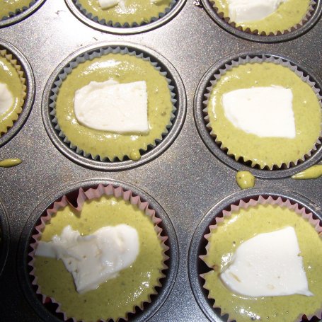 Krok 4 - Zielone muffinki, czyli pomysł na pesto ze szpinaku :) foto